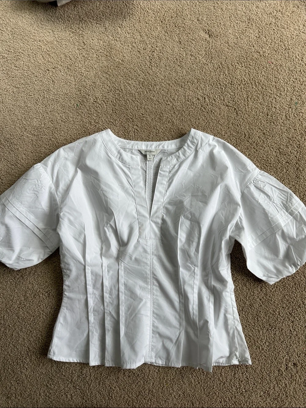 Banana Republic poplin cotton White V-Neck Puff-Sleeve Blouse. Cinched waist